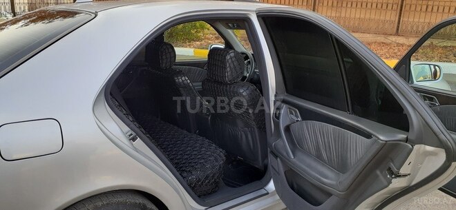 Mercedes E 320 2001, 400,200 km - 3.2 l - Qazax