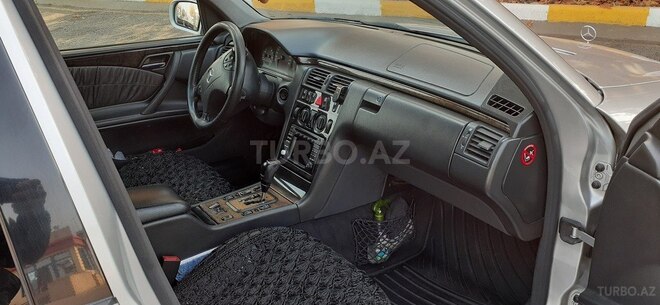 Mercedes E 320 2001, 400,200 km - 3.2 l - Qazax