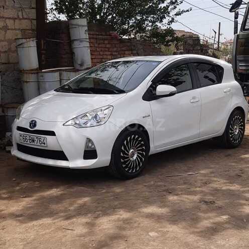 Toyota Prius C 2014, 185,000 km - 1.5 l - Yevlax