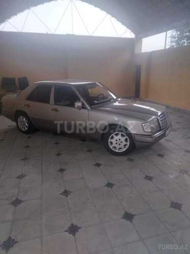 Mercedes E 200 1993, 555,000 km - 2.0 l - Qazax