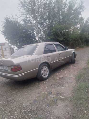 Mercedes E 200 1993, 555,000 km - 2.0 l - Qazax