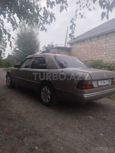 Mercedes E 200 1993, 555,000 km - 2.0 l - Qazax