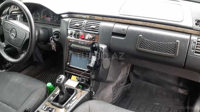 Mercedes E 220 1999, 318,941 km - 2.2 l - Qazax