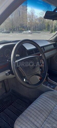 Mercedes E 220 1992, 213,250 km - 2.2 l - Bakı