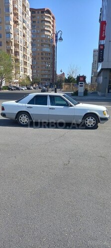 Mercedes E 220 1992, 213,250 km - 2.2 l - Bakı