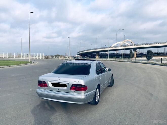 Mercedes E 220 2001, 270,000 km - 2.2 l - Bakı