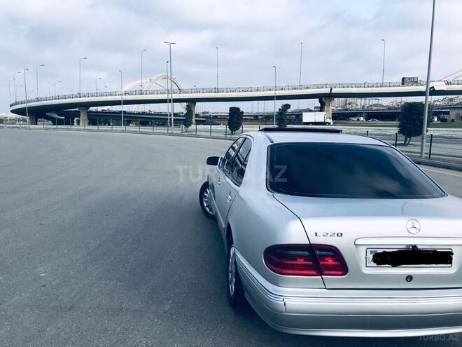 Mercedes E 220 2001, 270,000 km - 2.2 l - Bakı