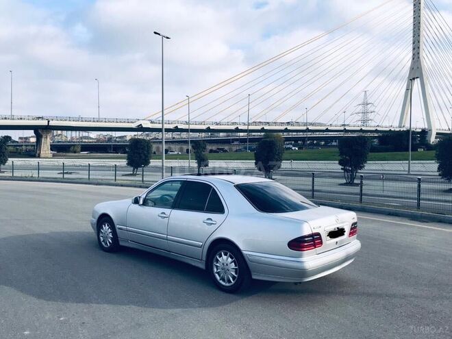 Mercedes E 220 2001, 270,000 km - 2.2 l - Bakı