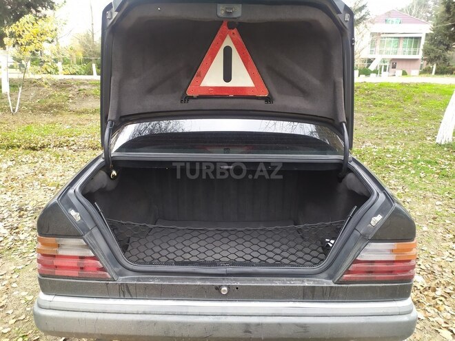 Mercedes E 220 1992, 128,052 km - 2.0 l - Salyan