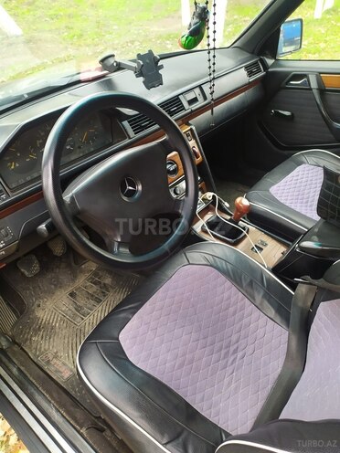 Mercedes E 220 1992, 128,052 km - 2.0 l - Salyan