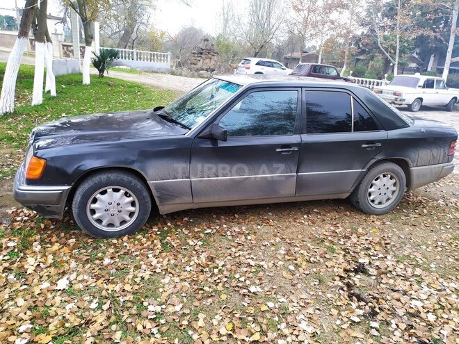 Mercedes E 220 1992, 128,052 km - 2.0 l - Salyan