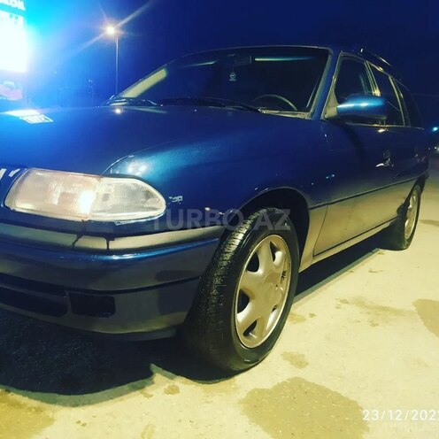 Opel Astra 1995, 300,000 km - 2.0 л - Bakı