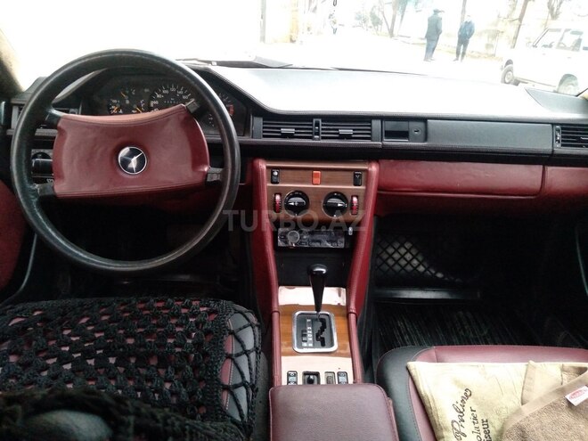 Mercedes E 200 1991, 380,456 km - 2.0 l - Ucar
