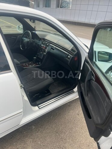 Mercedes E 220 2000, 352,532 km - 2.2 l - Qazax