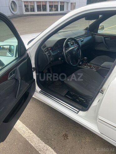 Mercedes E 220 2000, 352,532 km - 2.2 l - Qazax