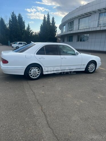 Mercedes E 220 2000, 352,532 km - 2.2 l - Qazax