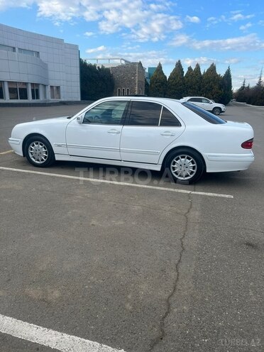 Mercedes E 220 2000, 352,532 km - 2.2 l - Qazax