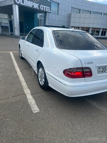 Mercedes E 220 2000, 352,532 km - 2.2 l - Qazax