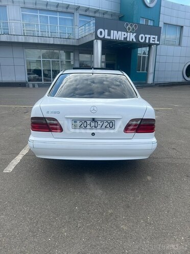 Mercedes E 220 2000, 352,532 km - 2.2 l - Qazax