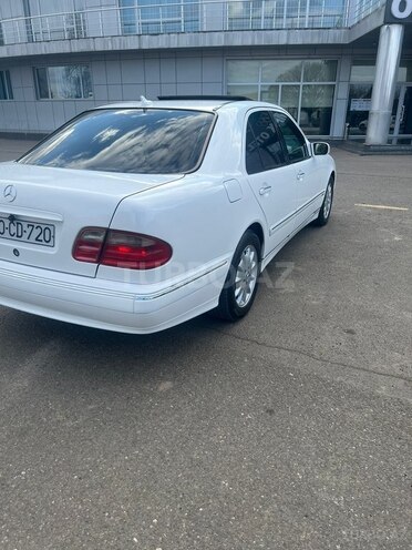 Mercedes E 220 2000, 352,532 km - 2.2 l - Qazax