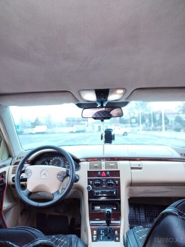 Mercedes E 220 1997, 300,000 km - 2.2 л - Bərdə