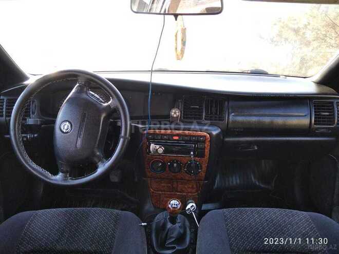 Opel Vectra 1996, 385,600 km - 2.0 l - Salyan