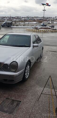 Mercedes E 270 2001, 321,567 km - 2.7 l - Bakı