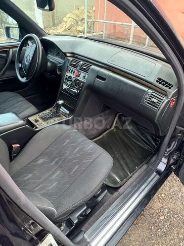 Mercedes E 240 1999, 310,604 km - 2.4 l - Bakı