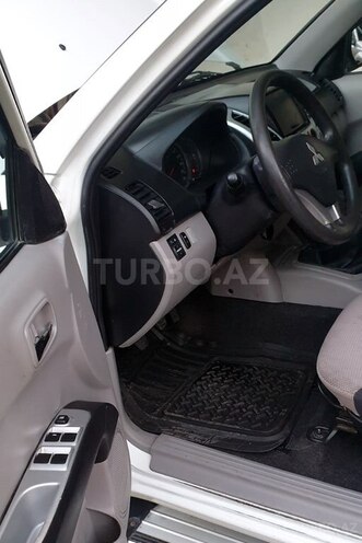Mitsubishi L200 2014, 175,324 km - 2.5 l - Bakı