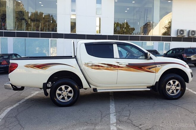 Mitsubishi L200 2014, 175,324 km - 2.5 l - Bakı