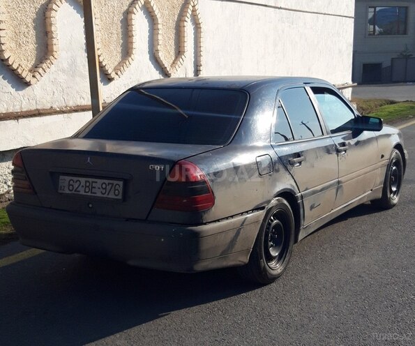 Mercedes C 220 2000, 111,000 km - 2.2 л - Zaqatala