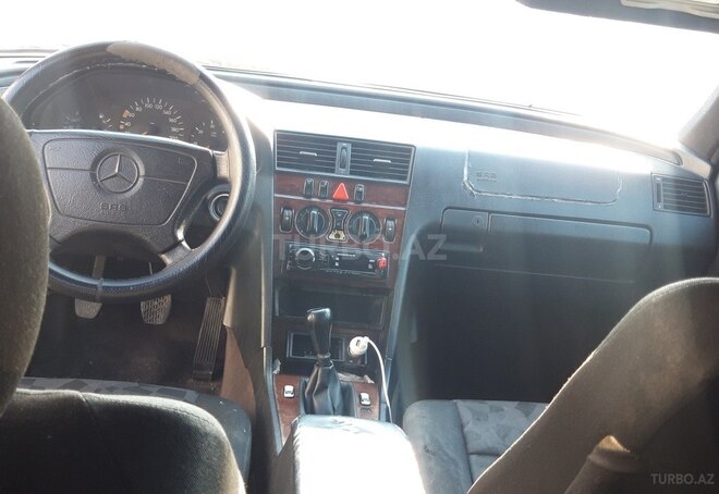 Mercedes C 220 2000, 111,000 km - 2.2 л - Zaqatala