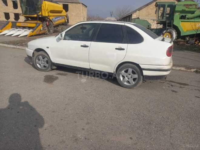 Volkswagen Polo 1995, 189,320 km - 1.6 l - Tovuz
