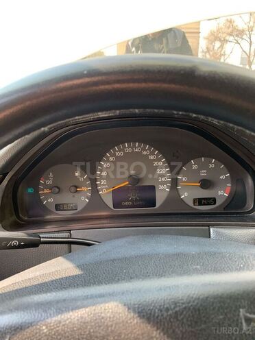 Mercedes E 220 2000, 300,000 km - 2.2 л - Bakı