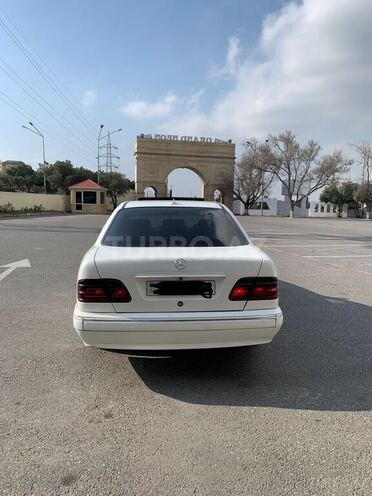 Mercedes E 220 2000, 300,000 km - 2.2 л - Bakı