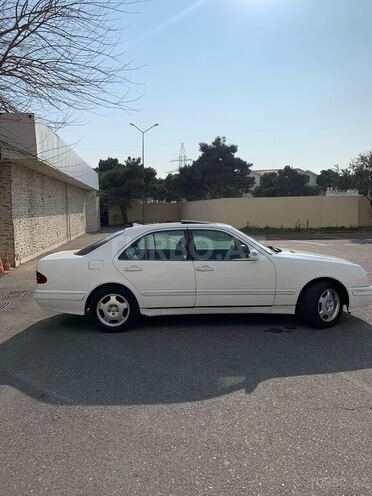 Mercedes E 220 2000, 300,000 km - 2.2 л - Bakı