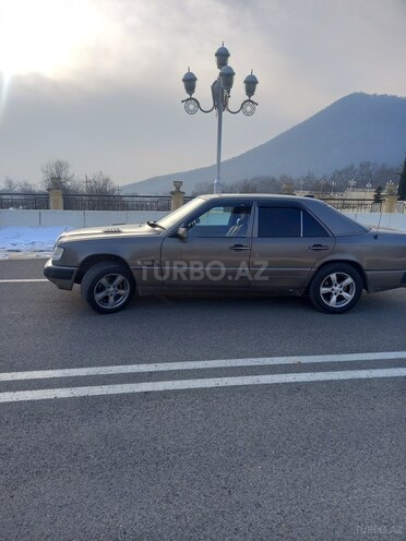 Mercedes E 200 1992, 386,580 km - 2.0 л - Qəbələ