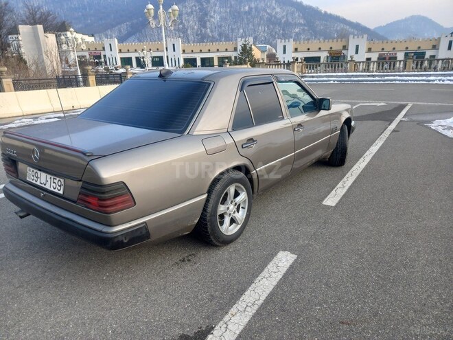 Mercedes E 200 1992, 386,580 km - 2.0 л - Qəbələ