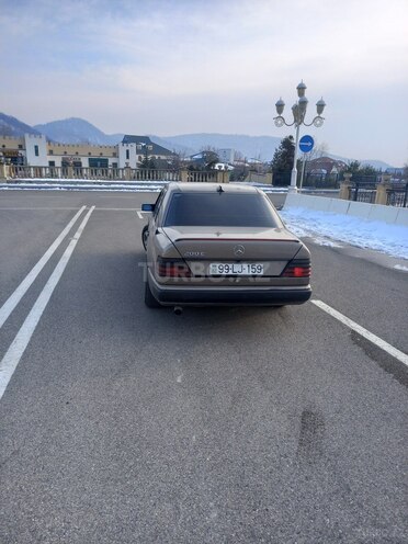 Mercedes E 200 1992, 386,580 km - 2.0 л - Qəbələ
