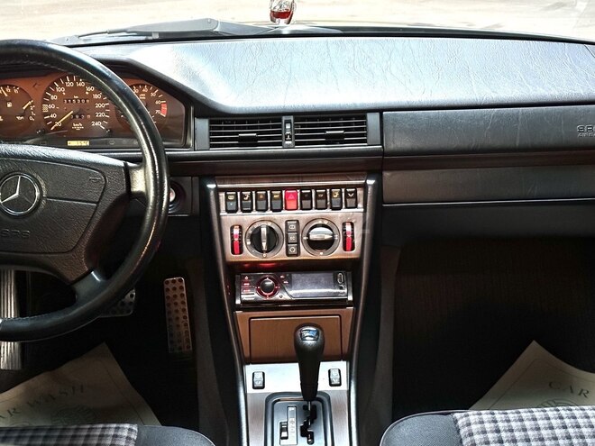 Mercedes E 220 1994, 316,000 km - 2.2 l - Bakı