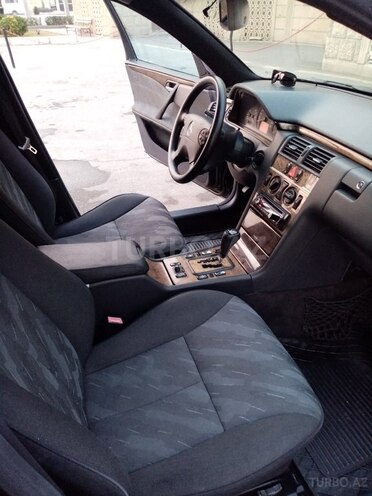 Mercedes E 220 1999, 309,666 km - 2.2 l - Yevlax