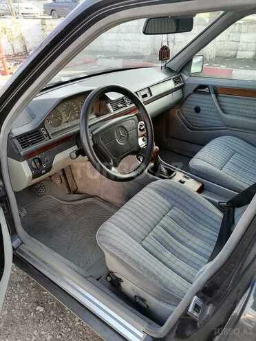 Mercedes E 220 1993, 250,000 km - 2.2 l - Qəbələ