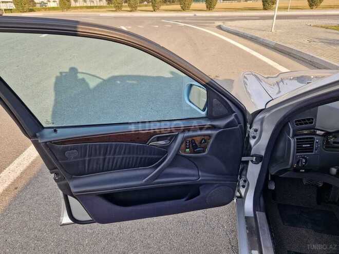 Mercedes E 320 2001, 220,000 km - 3.2 l - Bakı