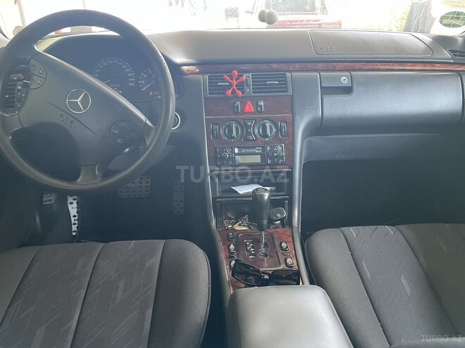 Mercedes E 240 2000, 315,000 km - 2.6 л - Zaqatala