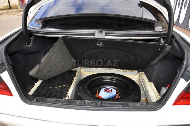 Mercedes E 220 2002, 615,546 km - 2.2 l - Qazax