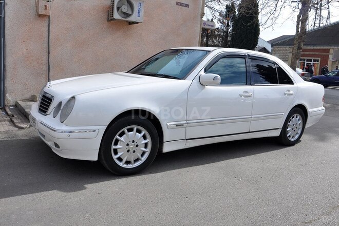 Mercedes E 220 2002, 615,546 km - 2.2 l - Qazax