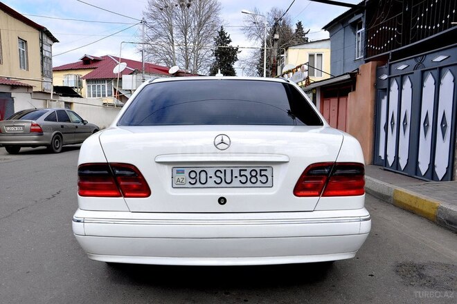 Mercedes E 220 2002, 615,546 km - 2.2 l - Qazax