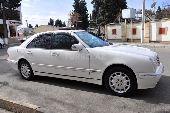 Mercedes E 220 2002, 615,546 km - 2.2 l - Qazax