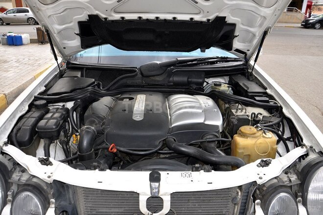 Mercedes E 220 2002, 615,546 km - 2.2 l - Qazax