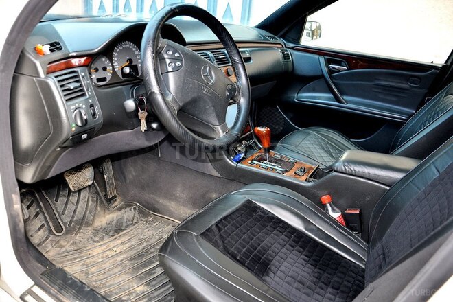 Mercedes E 220 2002, 615,546 km - 2.2 l - Qazax